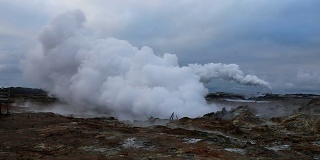 冰岛间歇泉喷发