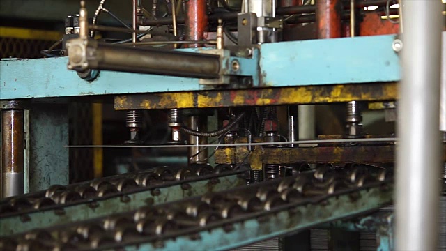自动切板机用于在工厂操作期间切割金属板材。
