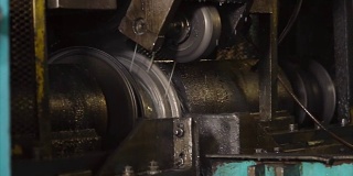 汽车车轮用金属坯料自动成型隆起的过程，特写。