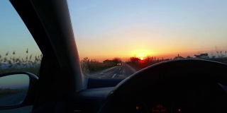 司机pov在向日落方向行驶的道路旅行