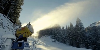 滑雪坡上的初季造雪