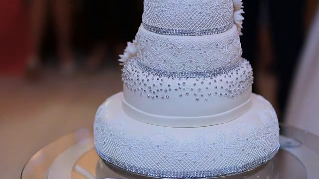 婚礼蛋糕是为相爱的夫妇切和吃准备的