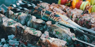 烧烤鱼，肉和蔬菜在烤架上烤。街头小吃，快餐，街头小吃，好吃，美味