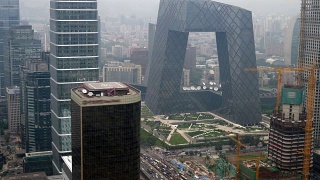 鸟瞰图的现代部分北京城市在一个多雾的日子视频素材模板下载
