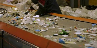 清理可回收垃圾的工人