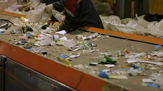 清理可回收垃圾的工人视频素材模板下载