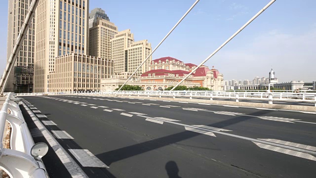 现代城市桥梁上的交通