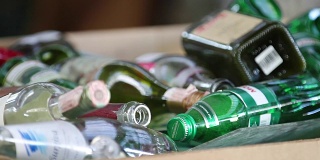 水瓶聚集在一个存放处进行回收利用