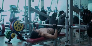 亚洲男人在健身