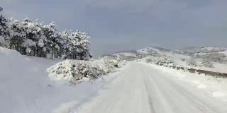 时光飞逝的跑车行驶在冬天的雪道上，上山上山