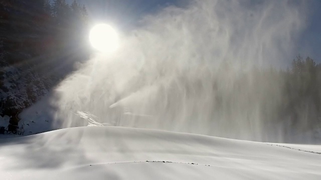 造雪是在滑雪斜坡上制造雪的慢动作