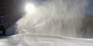 造雪是在滑雪斜坡上制造雪的慢动作