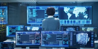 在系统控制室，技术操作员站在和监控各种活动显示在多个图形显示器上。人工智能，大数据挖掘，神经网络，监控项目。