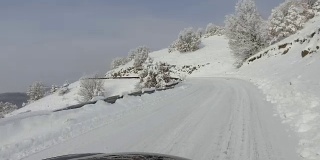 冬天下雪危险，行驶在乡村弯弯曲曲的山路上上山