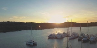 鸟瞰图的游艇俱乐部和码头在克罗地亚，全高清。Sibenik