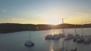 鸟瞰图的游艇俱乐部和码头在克罗地亚，全高清。Sibenik视频素材模板下载