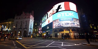 伦敦皮卡迪利广场夜间的车流上挂着巨大的霓虹灯广告