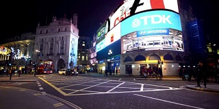 傍晚伦敦皮卡迪利广场上的红色公共汽车