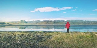 离家在外:冰岛海滩上的徒步旅行者