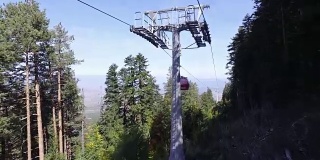 从小镇到班德里察滑雪场，缆车是颇受欢迎的旅游景点