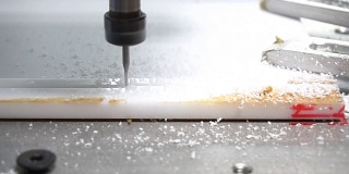 机器加工CNC与钻白色丙烯酸