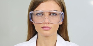 女性研究科学家的特写，医生戴着防护眼镜