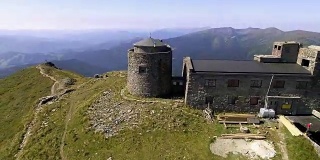 无人机镜头:旧废弃的天文台在山上皮普伊万。喀尔巴阡、乌克兰、欧洲。雄伟的景观。美。