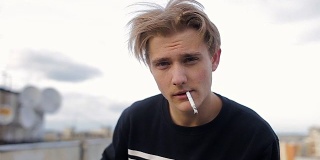 画一个酷酷的年轻人在屋顶上抽烟