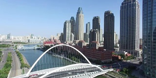 现代城市中城的钢桥和现代建筑