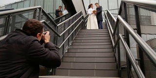 摄影师在给一对新婚夫妇拍照