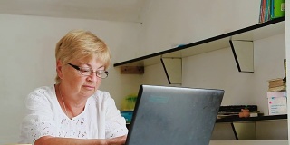 祖母在用笔记本电脑工作