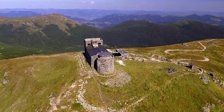 无人机镜头视图:旧的废弃天文台在山上