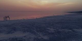 土耳其盐湖的日落。盐湖云水滩的日出倒影在盐湖云水滩上的倒影。