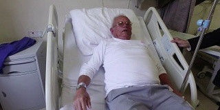 老年男性患者进行病床位置调整