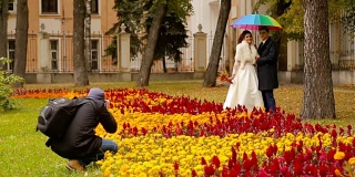 摄影师在给一对新婚夫妇拍照