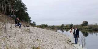 摄影师和新婚夫妇在河边