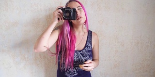 粉红色头发的女孩拍照