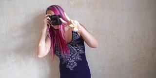 粉红色头发的女孩拍照