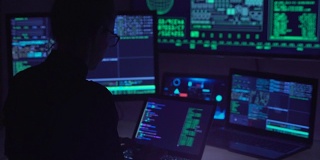 黑客在网络空间编码，在笔记本电脑上打字。熟练的电脑专家。