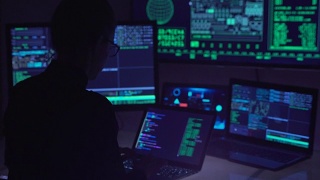黑客在网络空间编码，在笔记本电脑上打字。熟练的电脑专家。视频素材模板下载