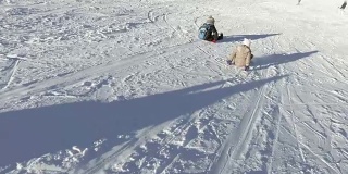 冬天好玩，下雪了，快乐的小朋友在冬天的时候拉雪橇