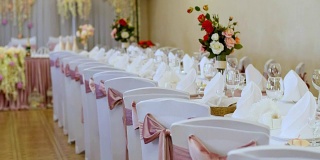 婚礼上餐厅、宴会桌上的装饰。用真花做的婚礼装饰。婚礼花束