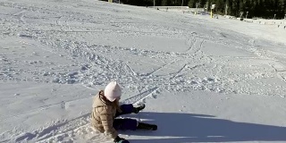 小女孩躺在雪地上打滚，头晕目眩