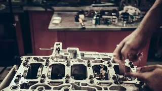 汽修车间专业机械师维修V10发动机视频素材模板下载