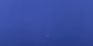 这是蓝色水中一滴水的特写
