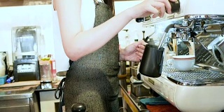 咖啡师在咖啡店里煮咖啡