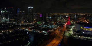 航拍迈阿密市中心的夜景