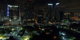 库存镜头迈阿密市中心的空中夜景