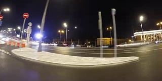 快速城市驾驶夜间道路时间推移侧视图循环