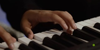 男人的手会弹钢琴